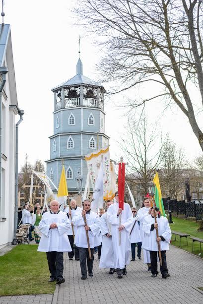 Velykų rytą į bažnyčią plūdo minios tikinčiųjų