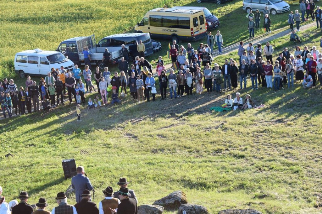 „Radviliškio krašto bendruomenė“ kartu su Lietuva giedojo šalies himną