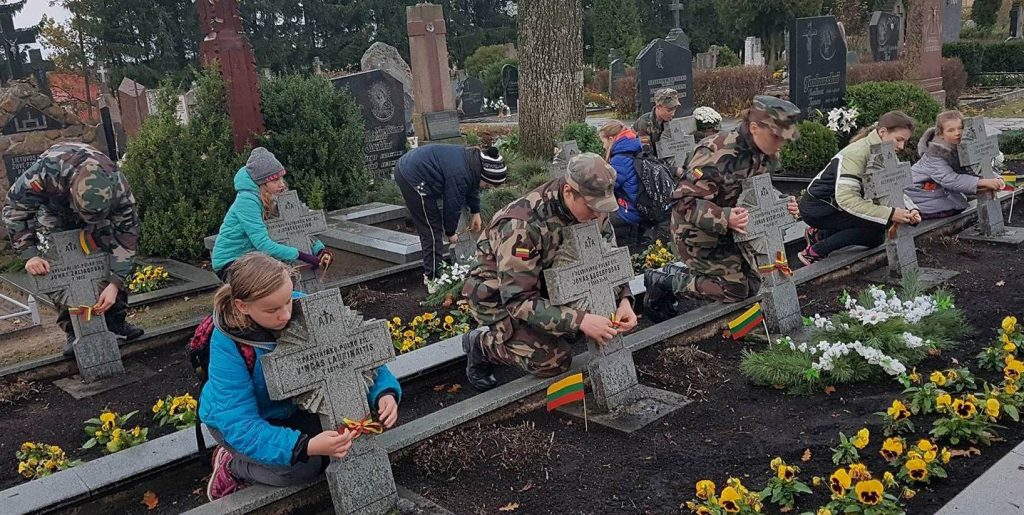 Akcija „Uždek žvakelę ant laisvės kovotojo kapo!“