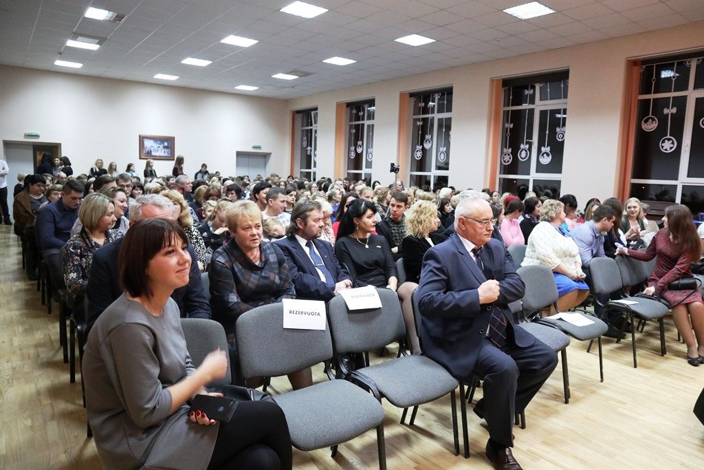 Šeduvos gimnazijoje kalėdinis labdaros renginys „Uždekim žiburius širdžių“