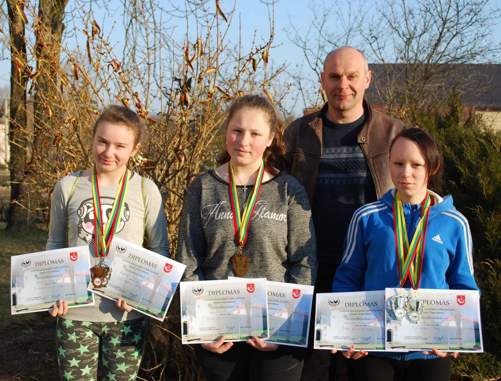 Lietuvos nacionaliniame rankų lenkimo sporto čempionate  šauniai pasirodė pociūnėlietės