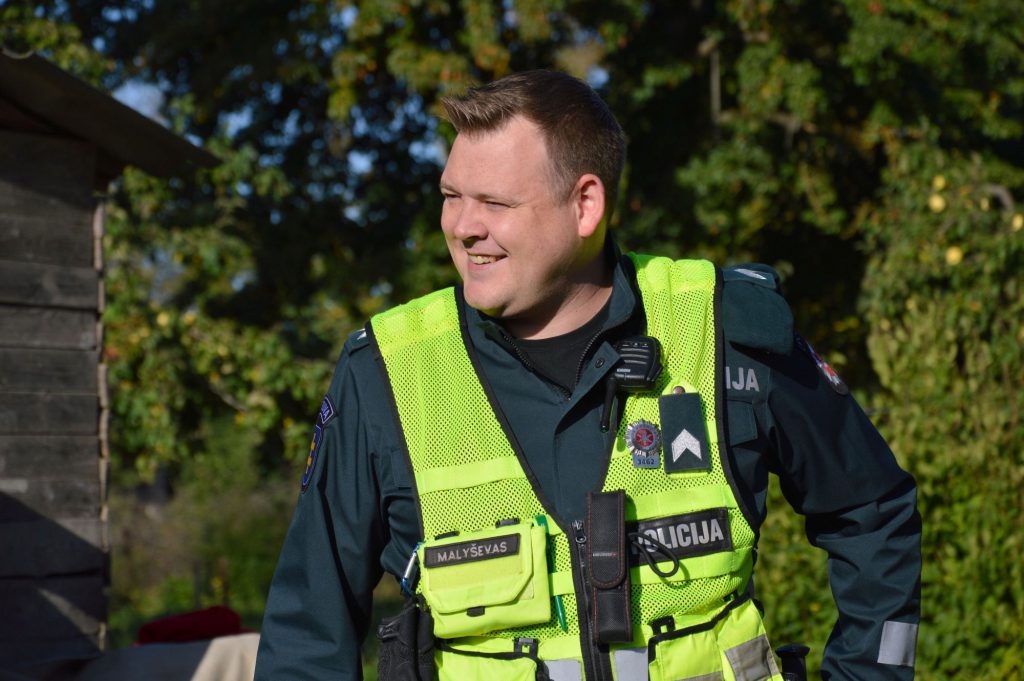 Užklupus negandai, gelbsti  policijos patrulis