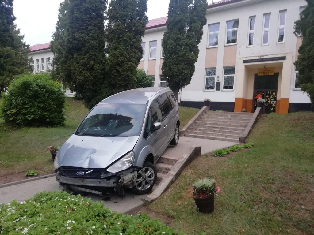 Dėl girtumo nieko nepamenančio vairuotojo automobilis rastas ant mokyklos laiptų