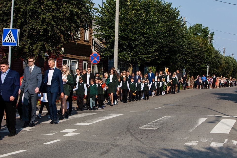 Šeduvos gimnazija prisipildė mokinių klegesio