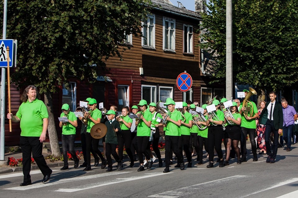 Šeduvos gimnazija prisipildė mokinių klegesio