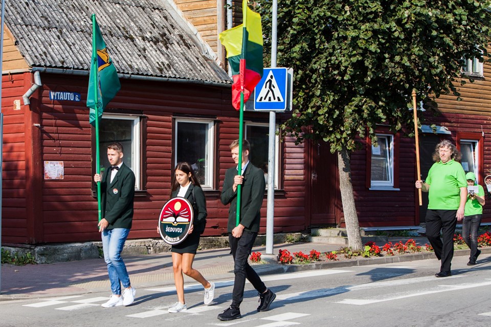 Šeduvos gimnazija prisipildė mokinių klegesio