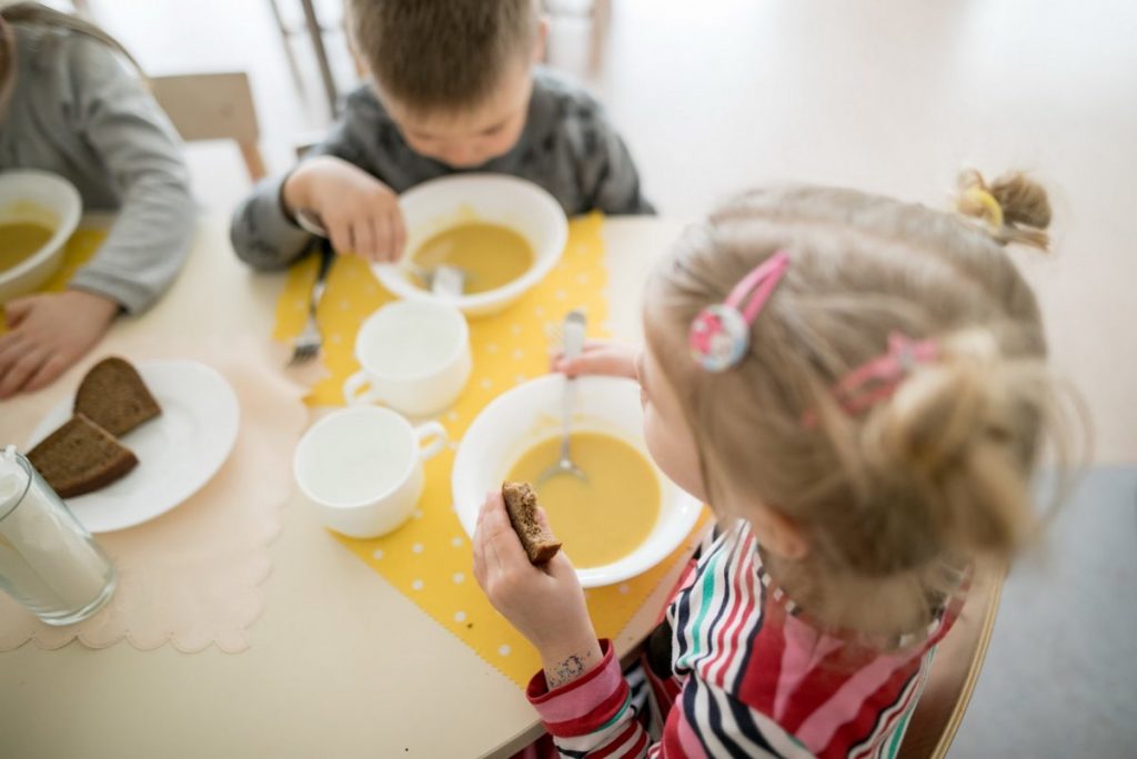 Visiems priešmokyklinukams ir pirmokams – nemokami pietūs nevertinant šeimos pajamų