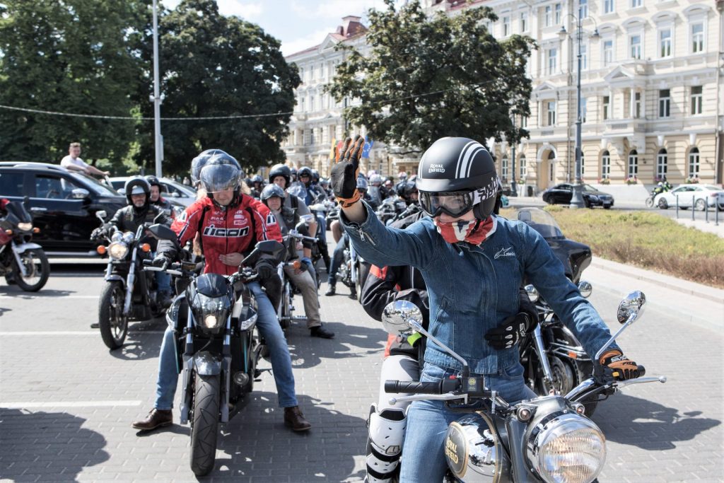 MANE VEŽA virsmas: kviečiančių neregius pakeliauti motociklais daugiau nei ypatingųjų keleivių