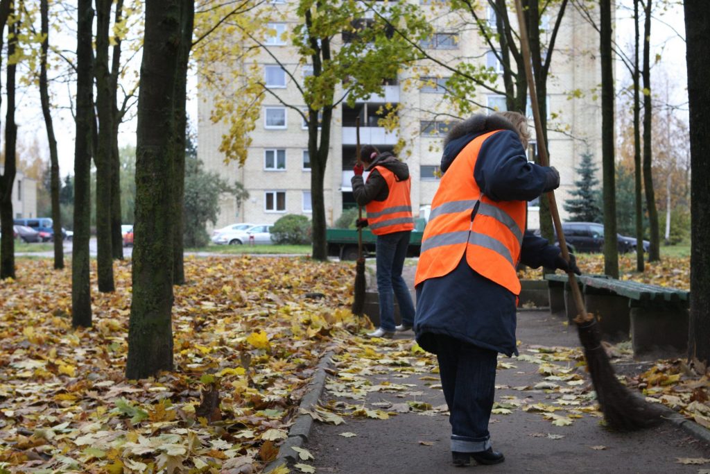 Gyventojai rašo              Rudenį  kiemsargiams padaugėja darbo