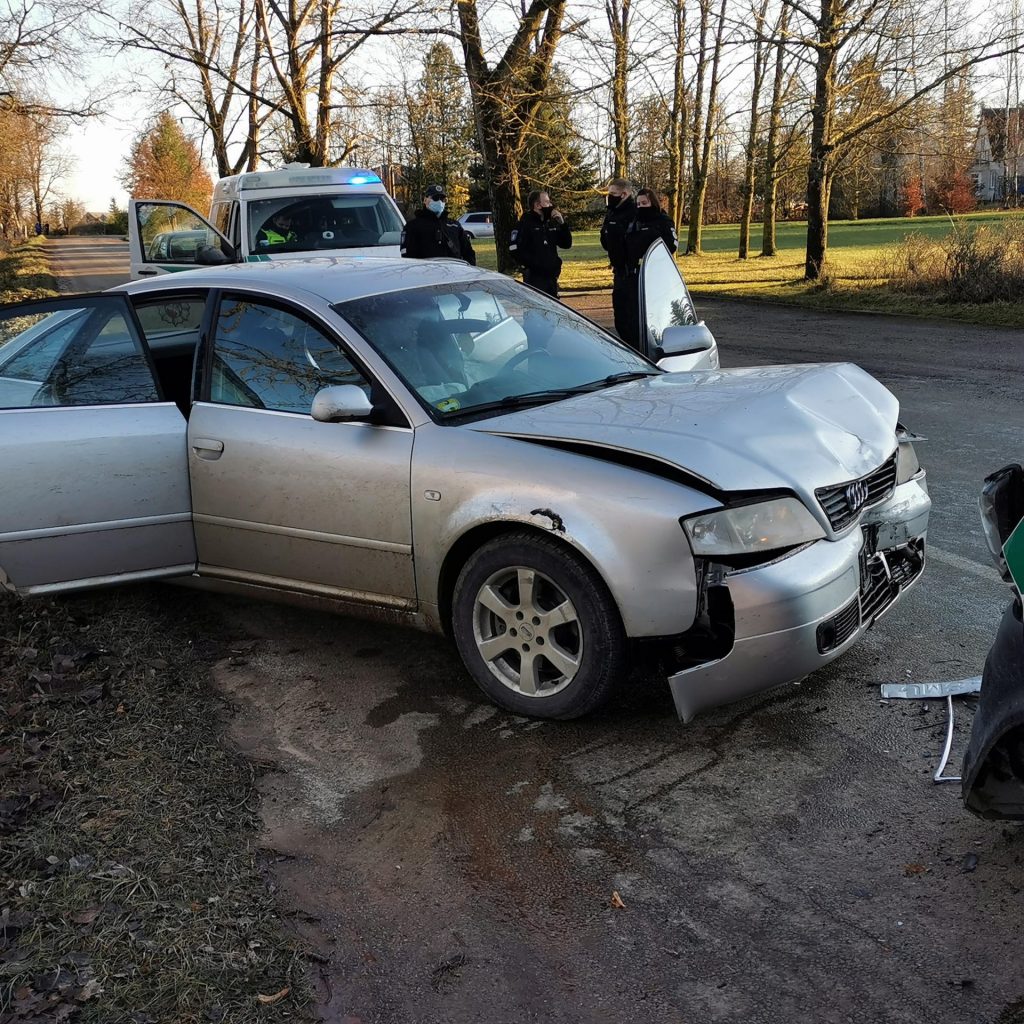 Kai nepavyko pasprukti, taranavo policijos pareigūnų automobilį