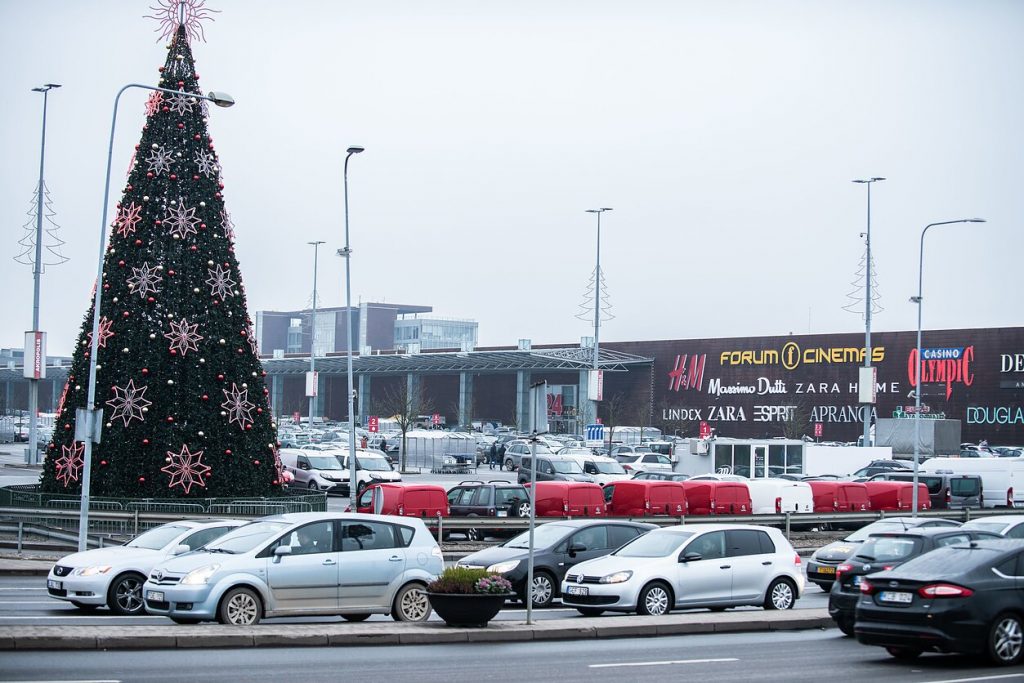 Prekybos centrai pradeda riboti žmonių ir automobilių srautus