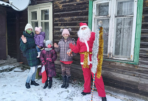 Radviliškio parapijos bendruomenės socialinių darbuotojų iniciatyva „Padovanok Kalėdas“ pasiekė daugiau nei 200 šeimų