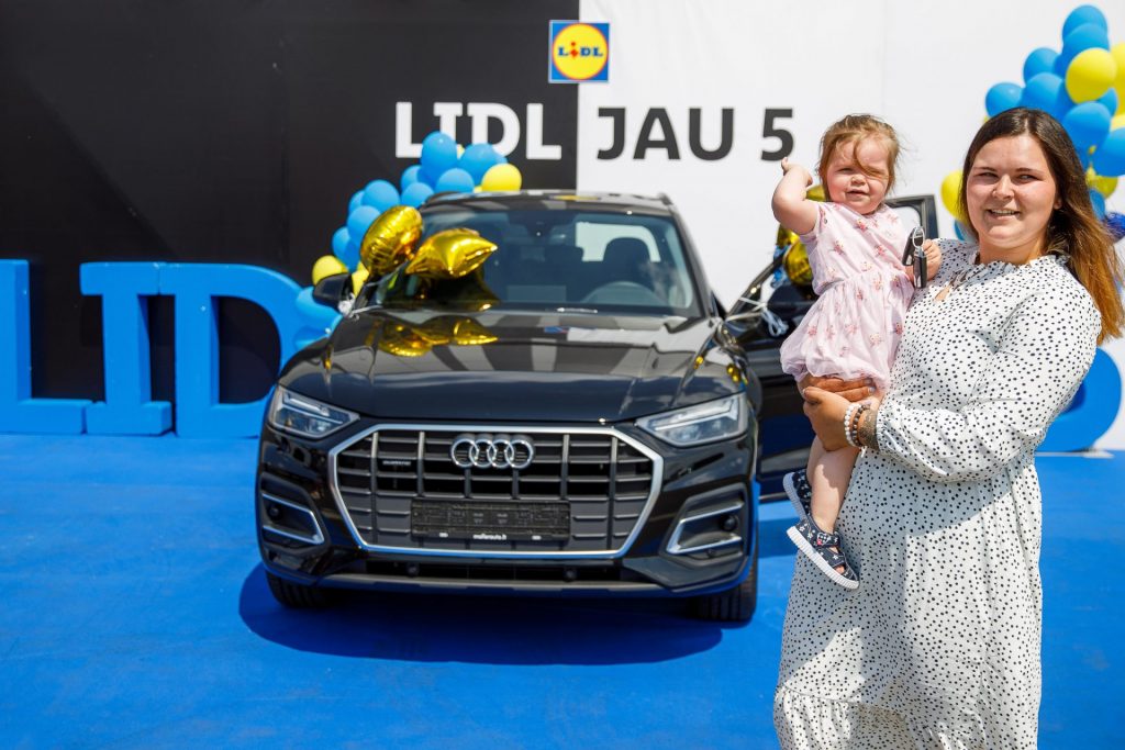 „Lidl“ gimtadienio žaidimo laimėtojoms įteikti įspūdingi prizai – „Audi Q5“ automobiliai