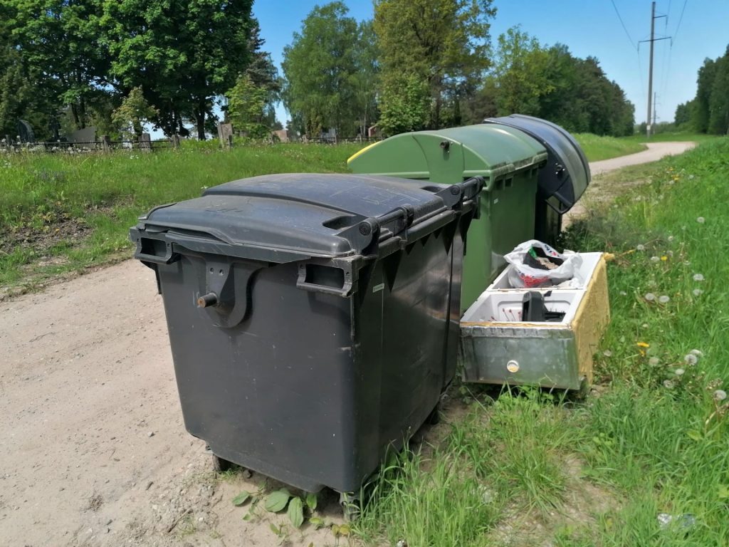 Gyventojai skundžiasi Radviliškio kapinėse -  buitinės technikos sąvartynas