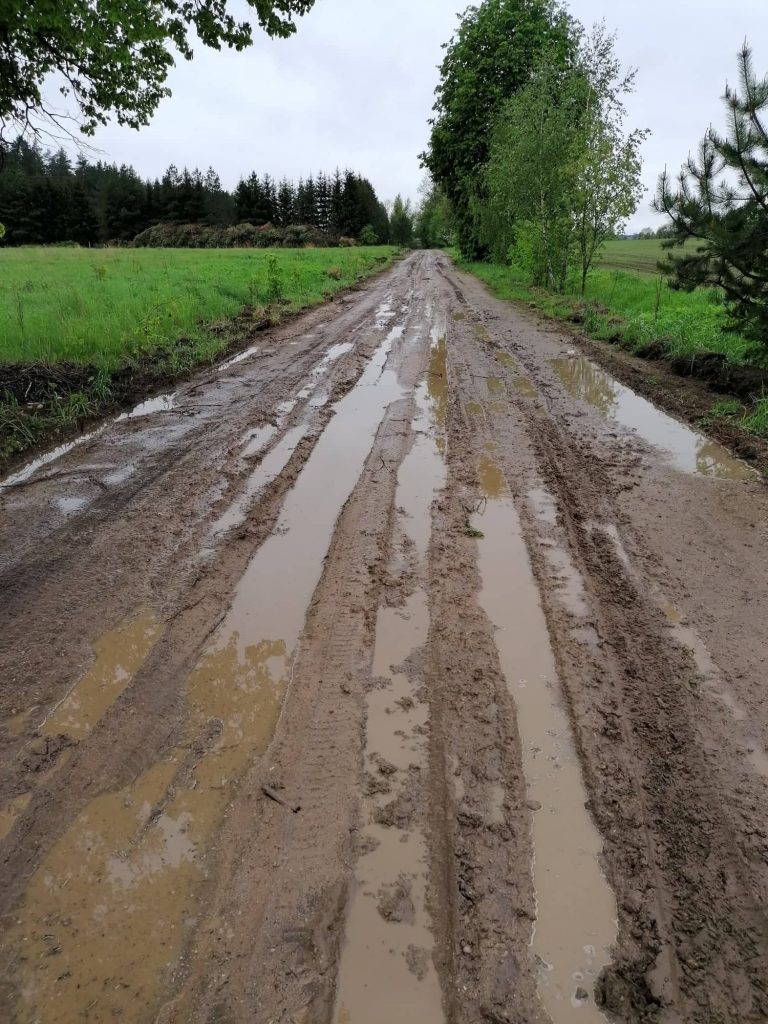 Gyventojai skundžiasi   Bėdos dėl nepravažiuojamo kelio