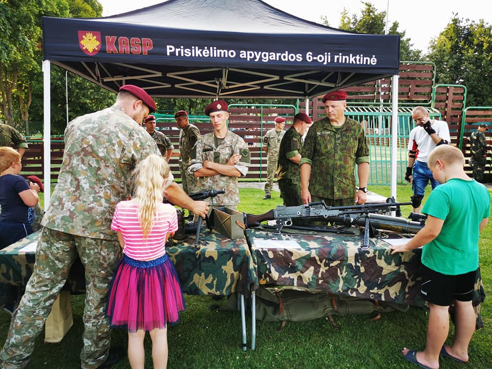 Radviliškio stadione demonstruota karinė ginkluotė