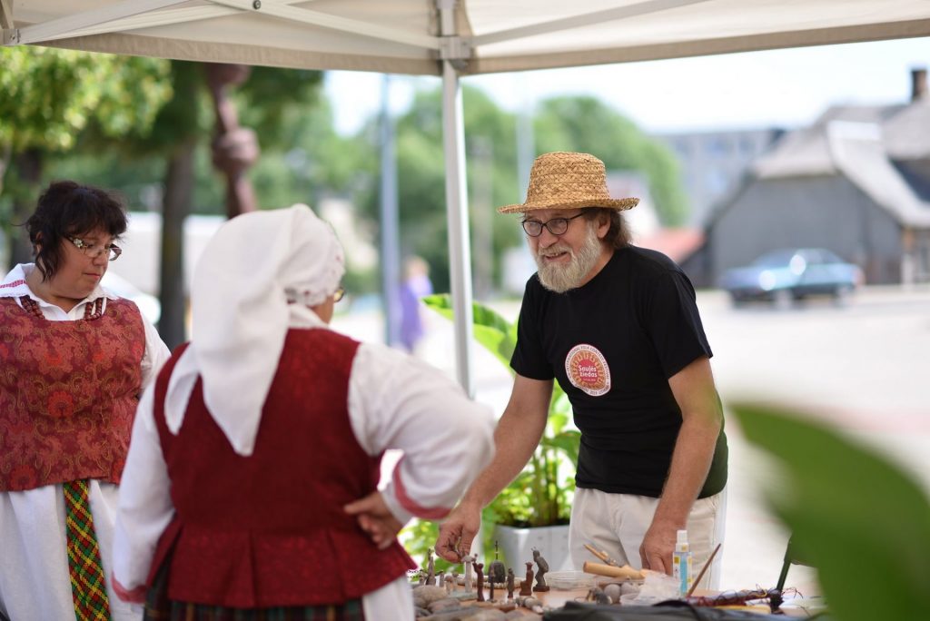 Folkloro festivalis „Rytoj iš ryto rugelius kirsim“ ir Škaplierinės atlaidai – graži Radviliškio tradicija