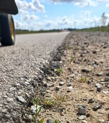 Gyventojai praneša Vairuotojams Miežaičių kelias – lyg kliūčių ruožas