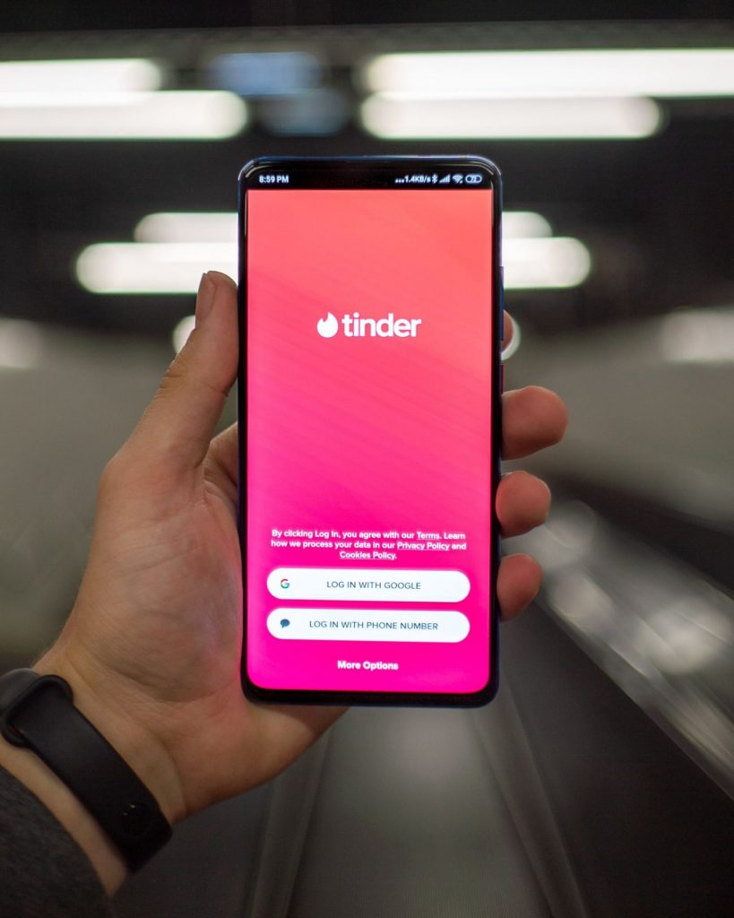 Ieškote antros pusės „Tinder“ programėlėje? Saugokitės sukčių