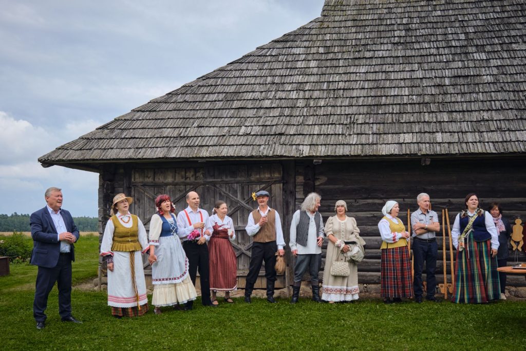 Kleboniškių kaimo klojimo teatro sezonas baigėsi vakarone