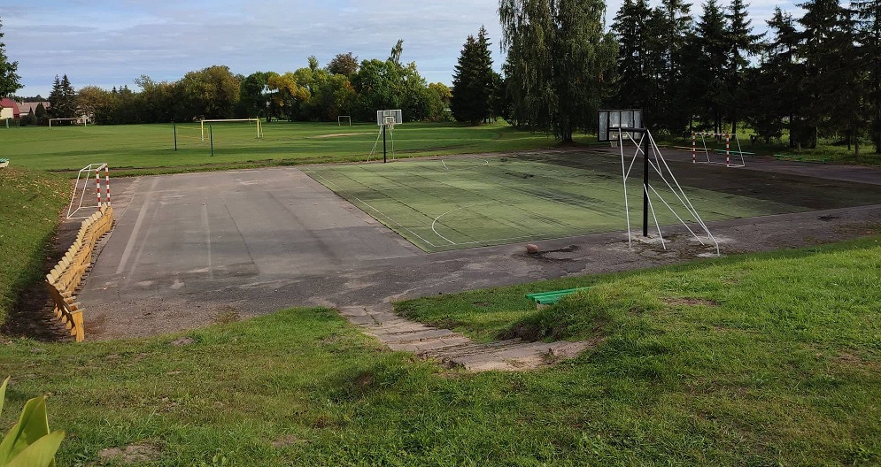 Džiugi žinia Baisogalos gimnazijos bendruomenei – iš pagrindų bus tvarkomas mokyklos stadionas