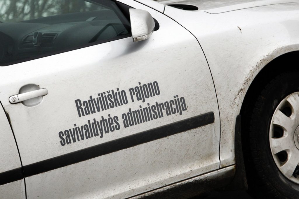 Radviliškio rajono savivaldybėje pažeidimai liejasi per kraštus.  Audito ataskaita atskleidė gausybę tarnybinių automobilių naudojimo pažeidimų