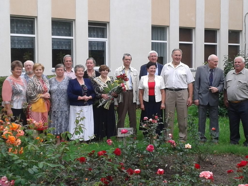 Atkakli mokytoja belsdavo į mokinių namų duris