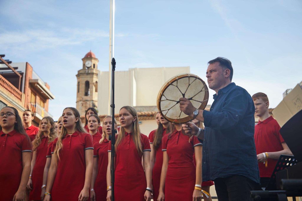 RADVILIŠKIO MUZIKOS MOKYKLOS JAUNIŲ CHORAS „SAULĖS VAIKAI“ PELNĖ AUKSO DIPLOMĄ BEI GERIAUSIO VAIKŲ CHORŲ KATEGORIJOS TITULĄ  TARPTAUTINIAME CHORŲ KONKURSE „SING FOR GOLD“