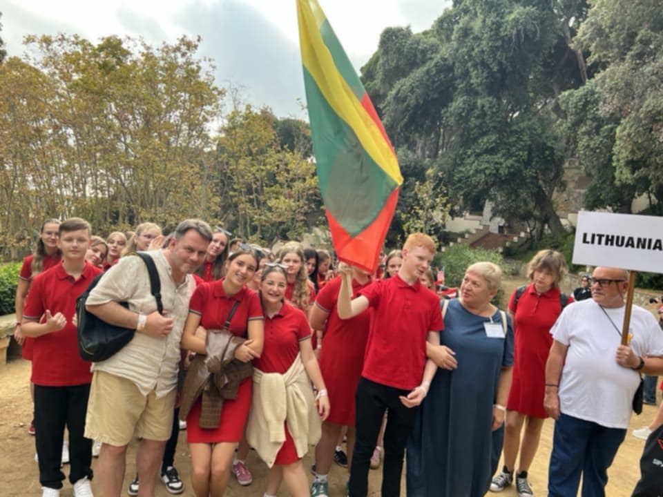 RADVILIŠKIO MUZIKOS MOKYKLOS JAUNIŲ CHORAS „SAULĖS VAIKAI“ PELNĖ AUKSO DIPLOMĄ BEI GERIAUSIO VAIKŲ CHORŲ KATEGORIJOS TITULĄ  TARPTAUTINIAME CHORŲ KONKURSE „SING FOR GOLD“