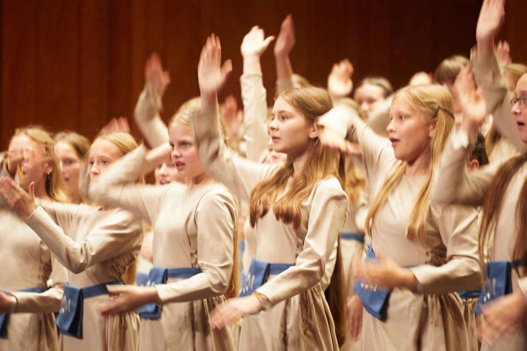 RADVILIŠKIO MUZIKOS MOKYKLOS JAUNIŲ CHORAS „SAULĖS VAIKAI“ PELNĖ AUKSO DIPLOMĄ BEI GERIAUSIO VAIKŲ CHORŲ KATEGORIJOS TITULĄ  TARPTAUTINIAME CHORŲ KONKURSE „SING FOR GOLD“