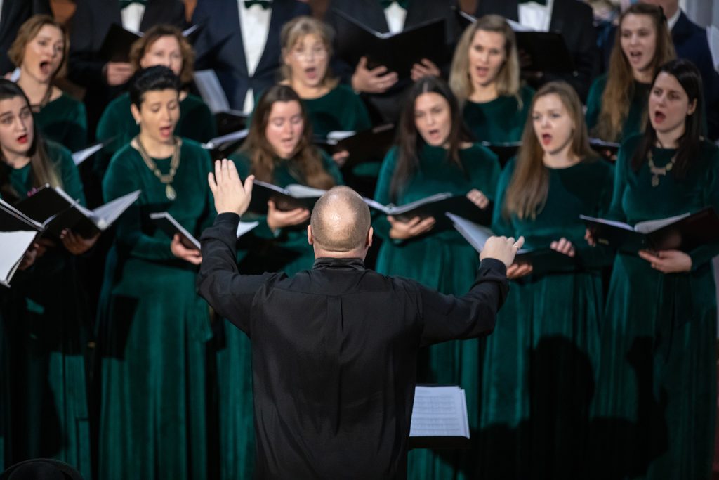 RAMYBĖS PAIEŠKOS BAŽNYTINĖS MUZIKOS SAKRALUME KARTU SU KAMERINIU CHORU „ATŽALYNAS“