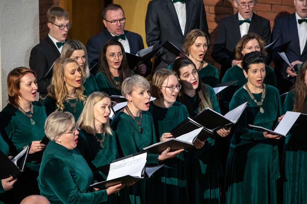 RAMYBĖS PAIEŠKOS BAŽNYTINĖS MUZIKOS SAKRALUME KARTU SU KAMERINIU CHORU „ATŽALYNAS“